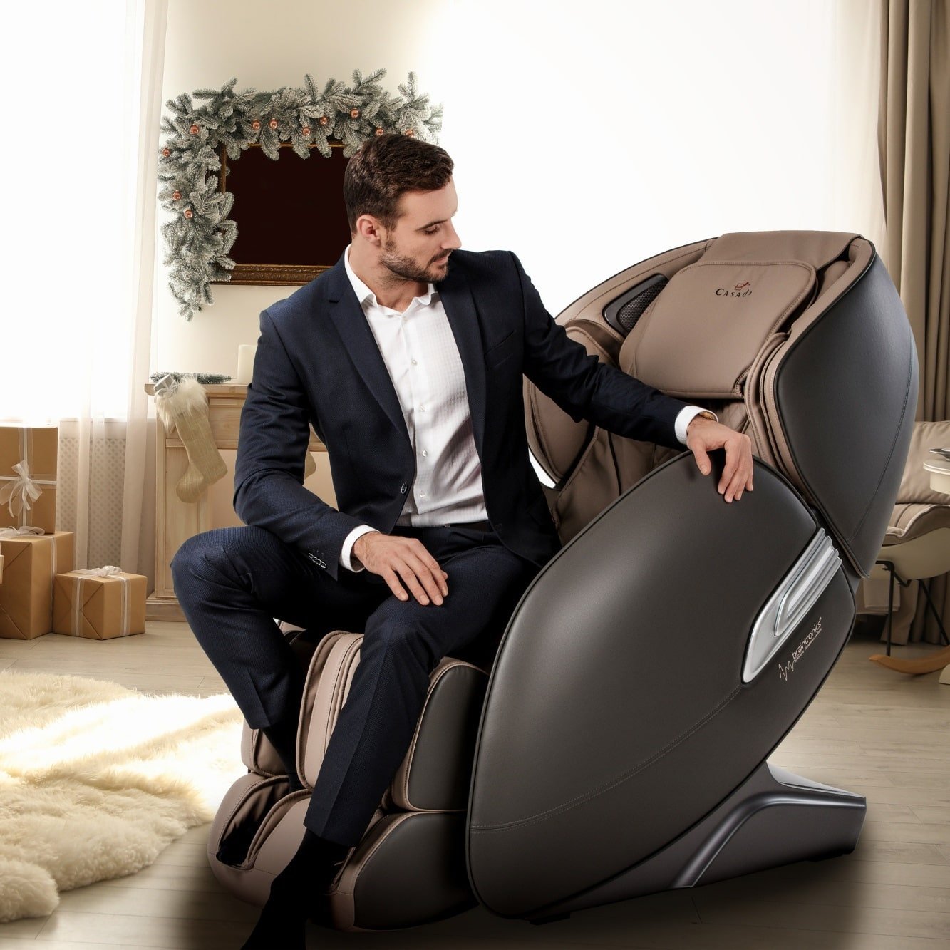 man in massagestoel Casada Alphasonic II - Bruin in living