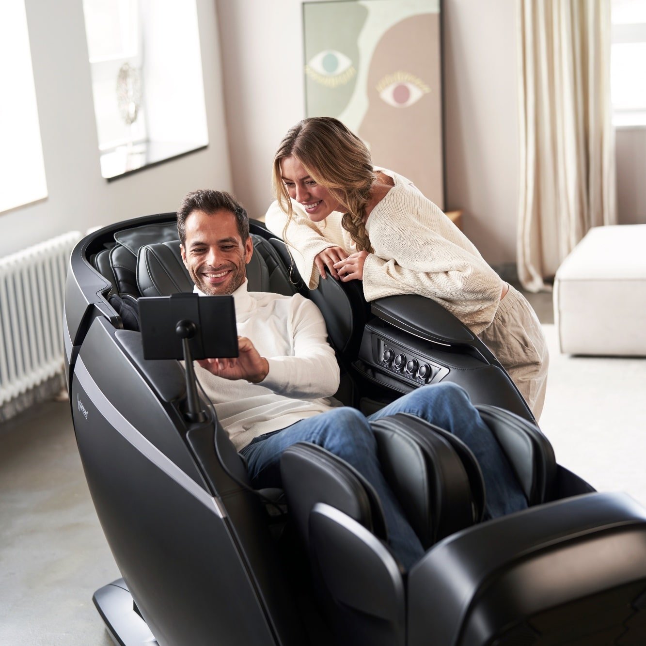 man en vrouw in massagestoel Casada skyliner III - zwart