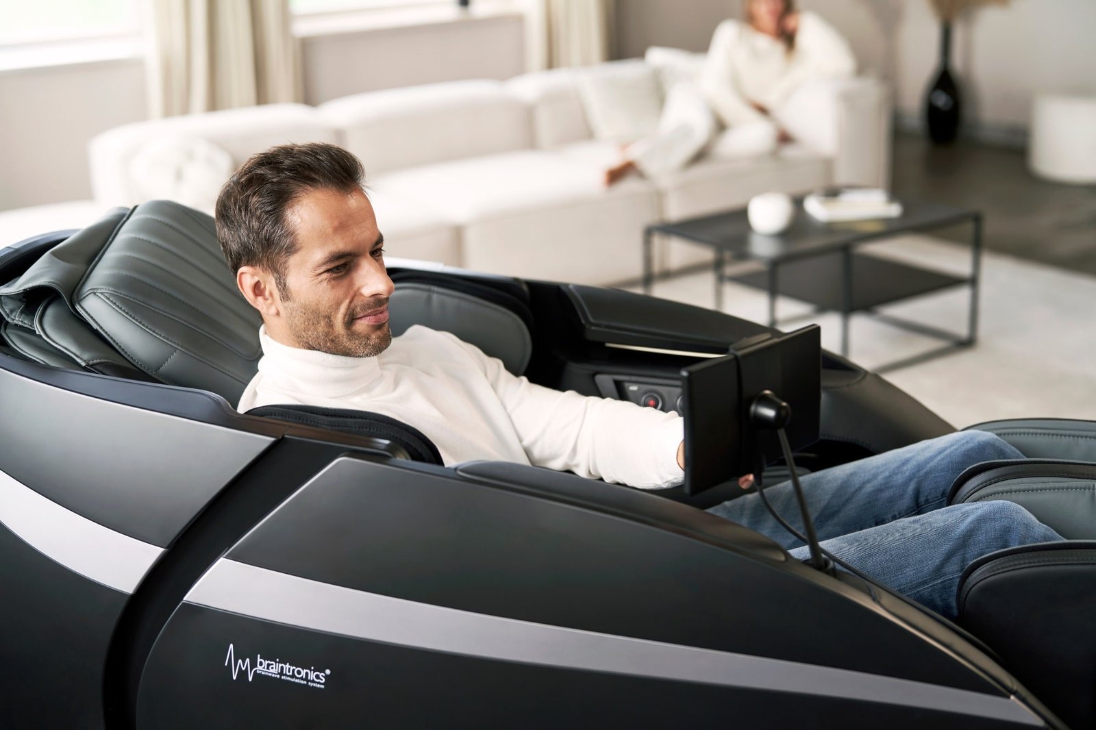 Mann in Casada skyliner III - schwarz im Wohnzimmer