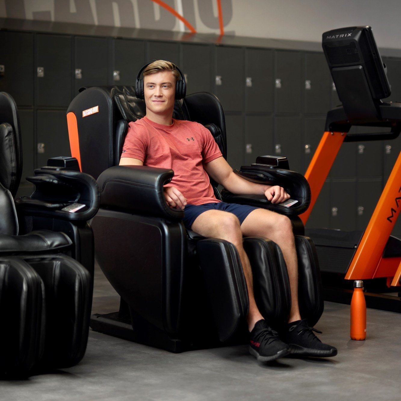 personne dans un fauteuil de massage basic fit