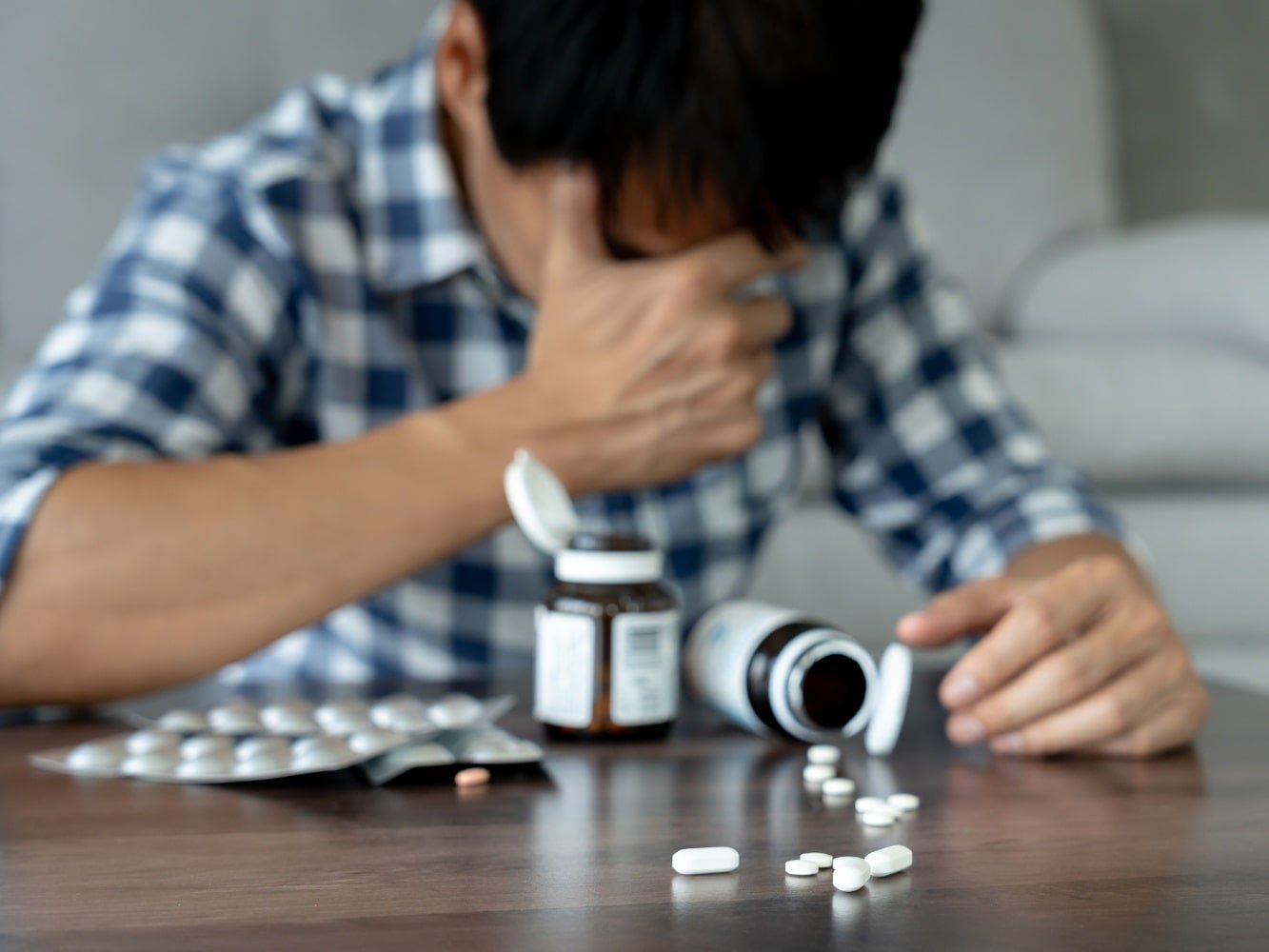 Mann nimmt Medikamente gegen Stress