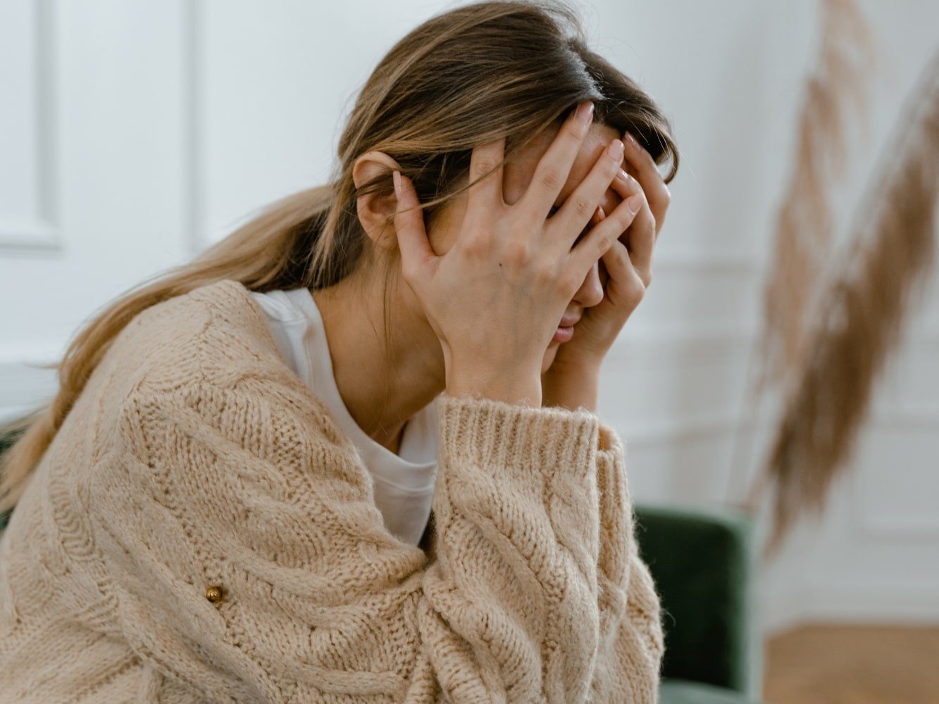 Frau mit schweren Stresssymptomen