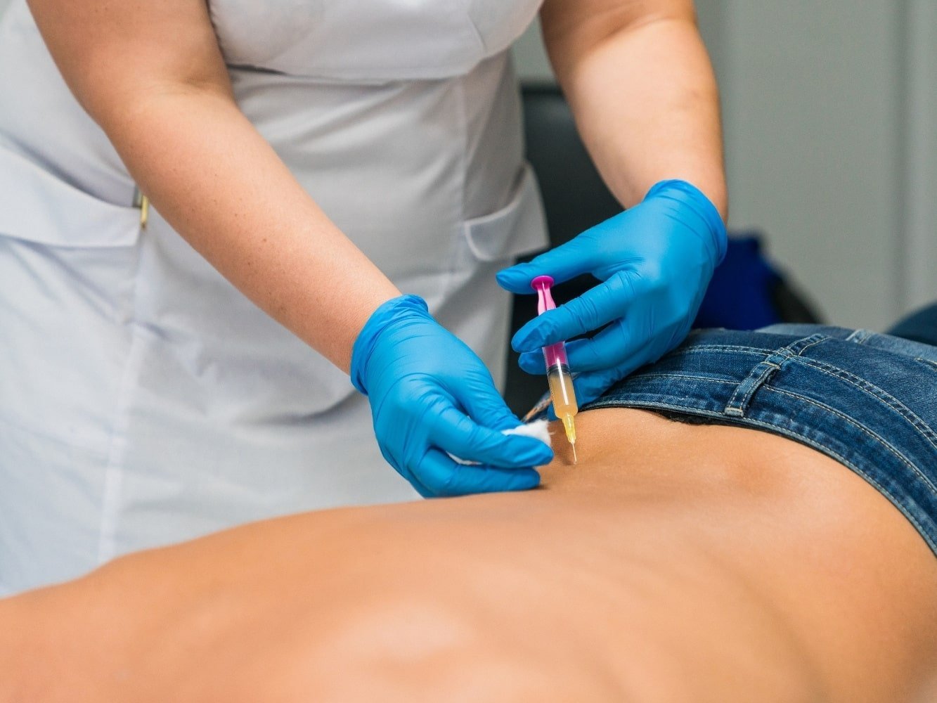 man bij dokter voor Hernia behandeling