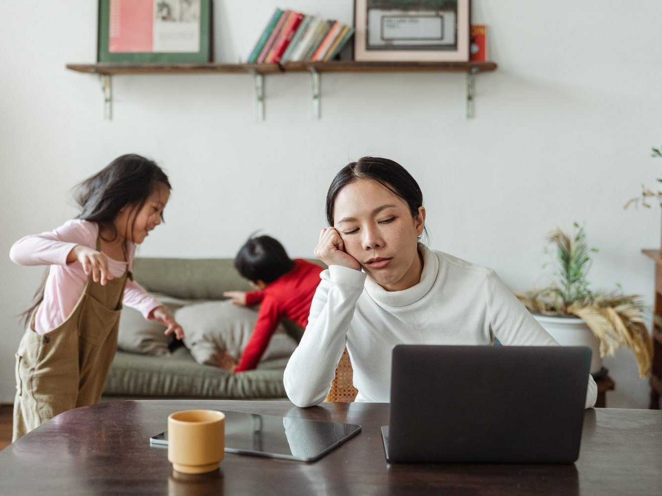 femme derrière un ordinateur avec une fatigue excessive