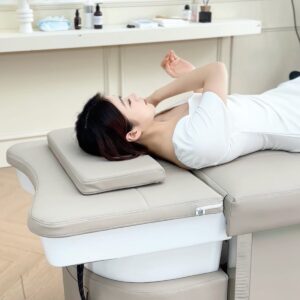 Vrouw in rugligging op de Japanse Headspa Pro tijdens een hoofdhuid- en head spa behandeling