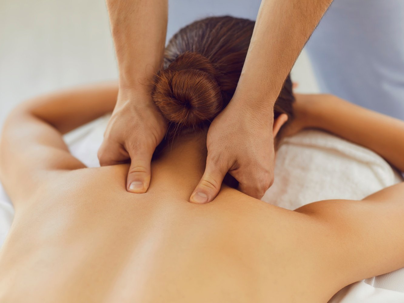 Frau auf Massagetisch für Nackenmassage