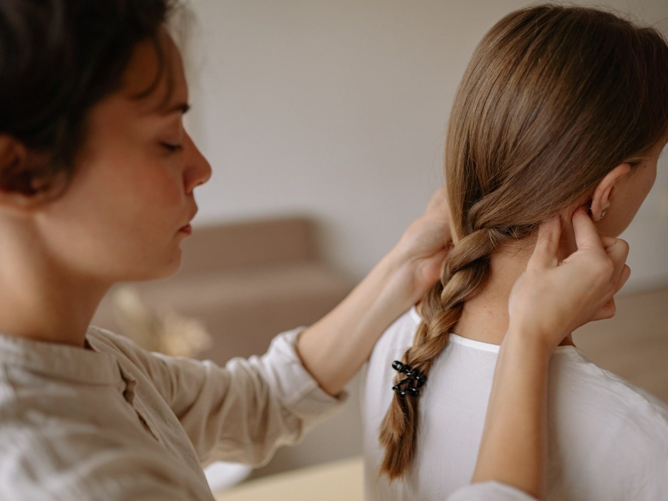 person giving neck massage