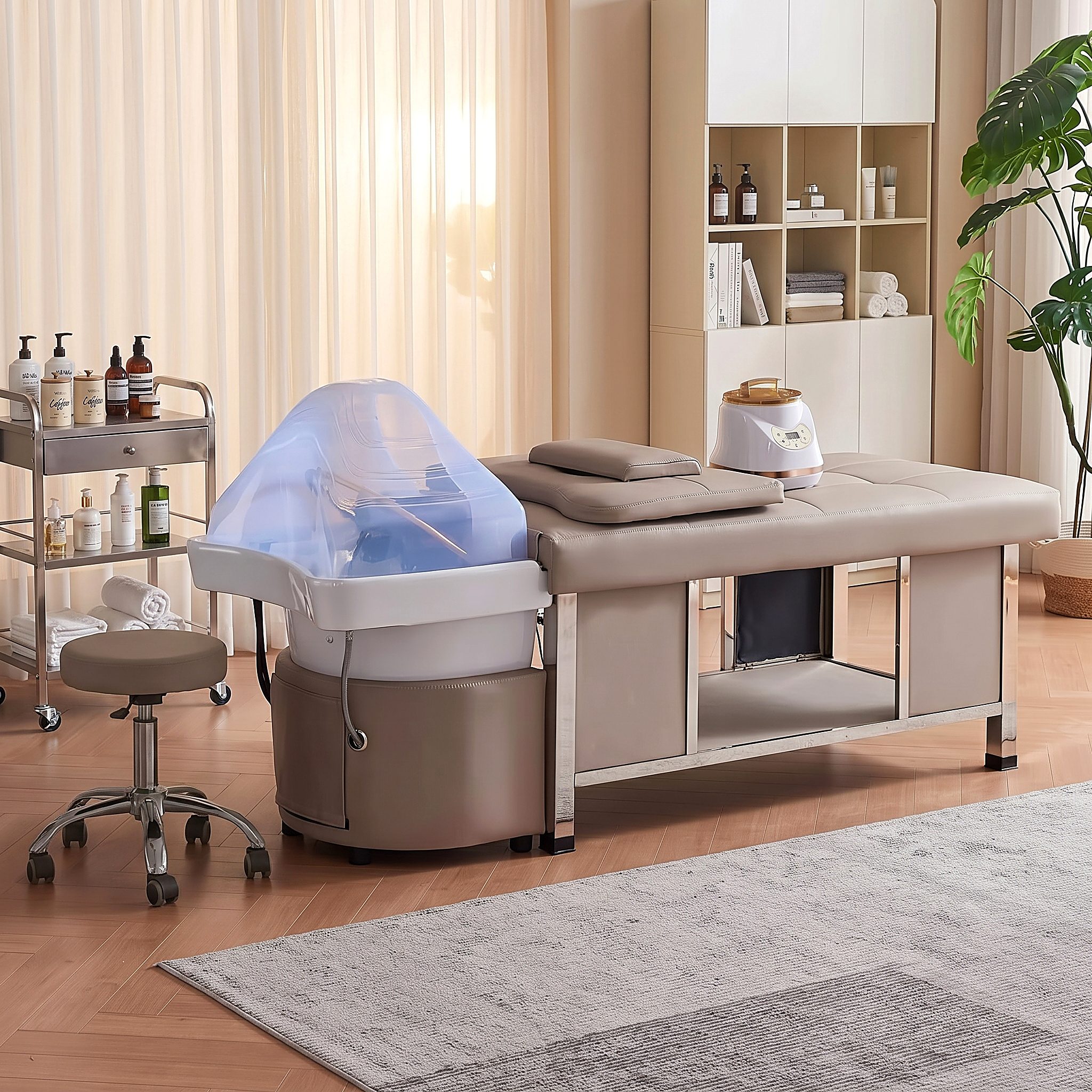 Japanse Headspa behandelbed in beige met transparante koepel in een spa-ruimte met kruk