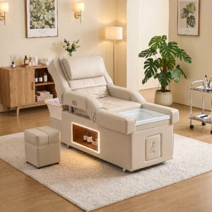 Headspa Foot Deluxe behandelbed in beige met bijpassende kruk in een sfeervolle spa-ruimte