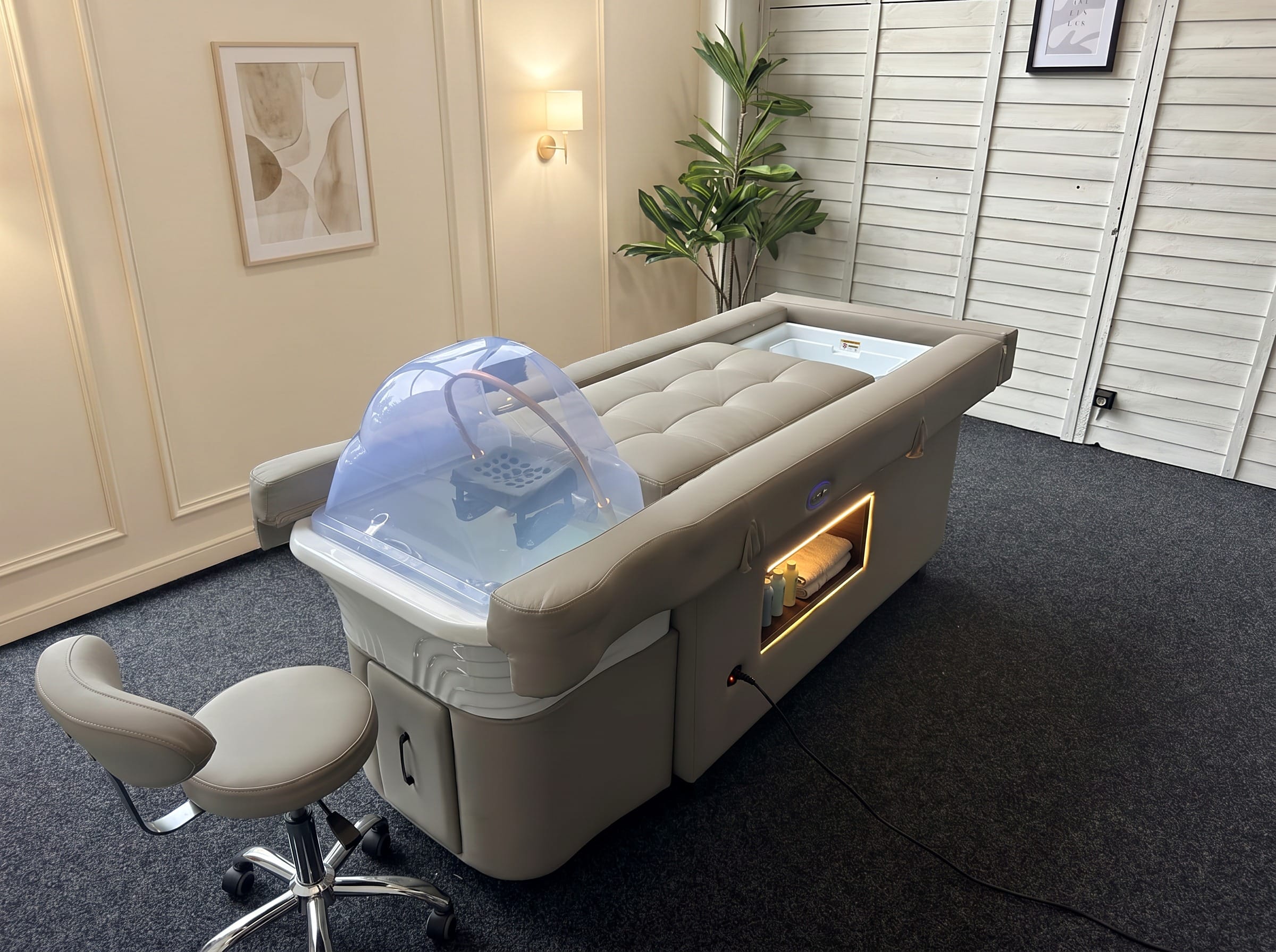 Interieur van de MediRelaxa-showroom in Herselt met head spa-banken