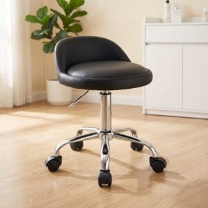 Headspa Stoel Tabouret zwart salon Headspa stoel tabouret in zwart leder in een salon